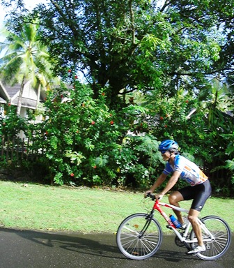 バイクで駆け抜ける選手